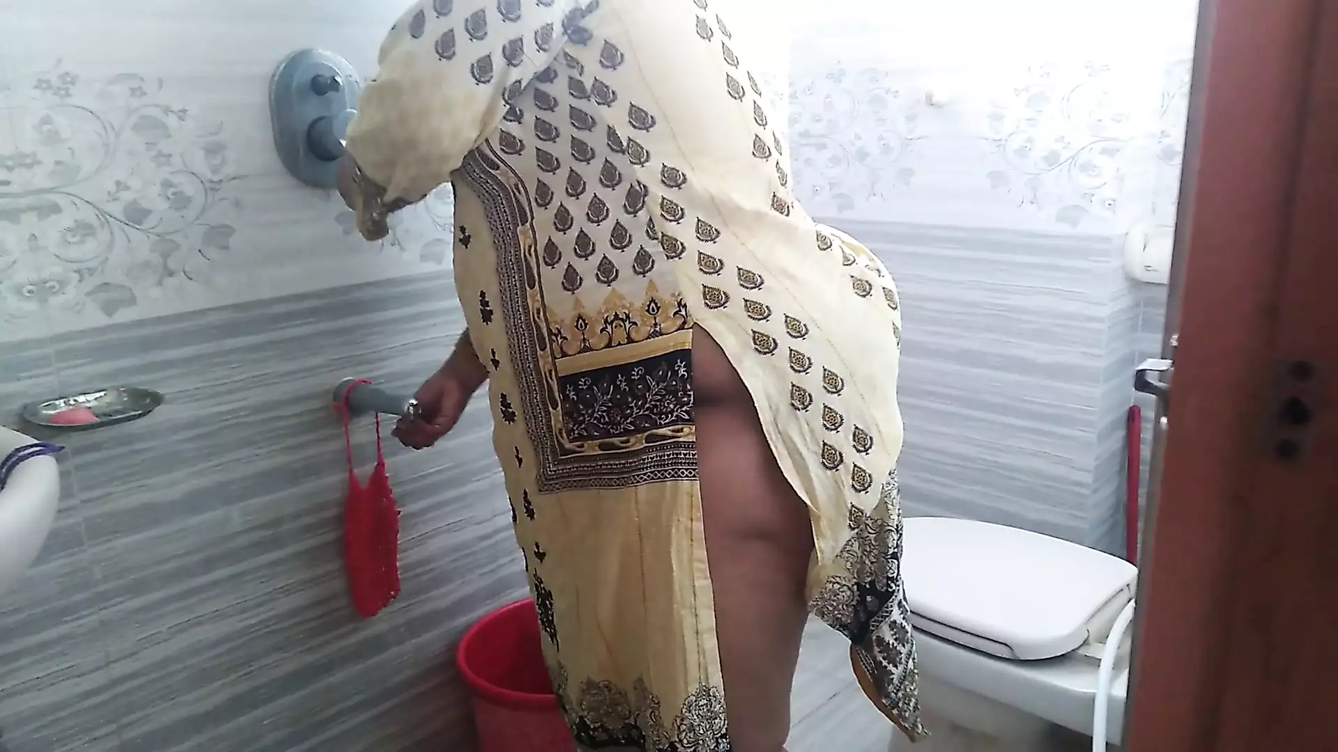 Indian Desi Stepmom Gets Horny Sex With Water Pipe In Washroom Then