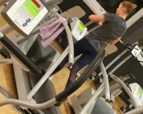 Girl with small ass in gym - Analsee.com