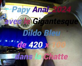 11_Anal_2024 Papy et le Gigantesque Dildo Bleu 420 x 100