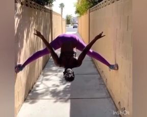 Jamaican Gymnastic Twerking outside so I Bring her to Fuck in my Quarantine