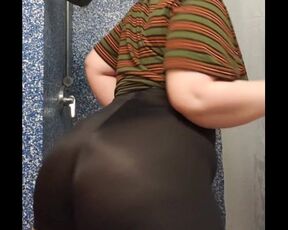 Thicc College Girl Twerks in Spandex in Dorm Bathroom