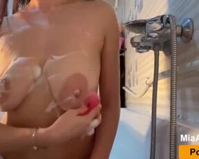 Big Tits MILF Shaves her Pussy Hair