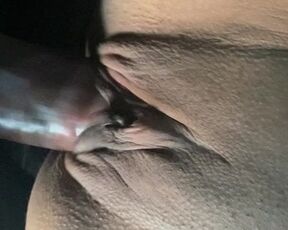 2nd time she took off the condom and I creampie her pussy