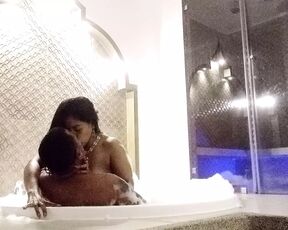 Me la cojo rico en el jacuzzi y se cae no aguanta ya sus piernas de tantos orgasmos