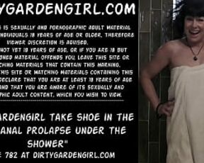 Dirtygardengirl take shoe in the ass & anal prolapse under the shower